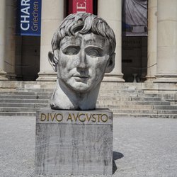Der Augustus-Kopf samt Hinweistafel vor der Glyptothek (Foto: Michael Pfanner)