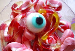 Kinder erbetteln am 31. Oktober Süßigkeiten - wie zum Beispiel schaurige Gummiaugen und Vampirgebisse.