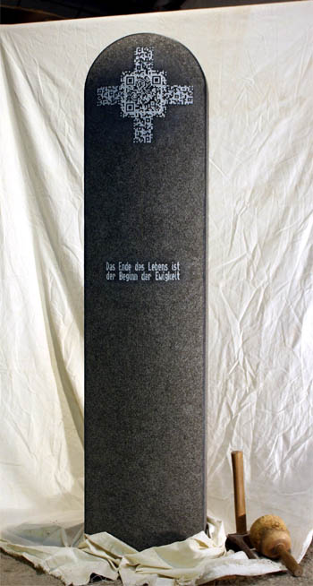 Von Andreas Rosenkranz zum Grabmal-TED eingereichtes QR-Code-Grabmal. Titel: "Das Ende des Lebens ist der Beginn der Unendlichkeit"