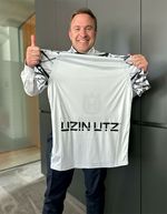 Vorstandsmitglied Philipp Utz mit SSV Ulm-Trikot. Das Unternehmen und der Verein bleiben Partner. 