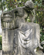 Beeindruckend ist eine Sandstein-Skulptur einer trauernden Frau, die ihre Hand auf die Urne ihres geliebten Verstorbenen legt. (Foto: Reiner Flassig)