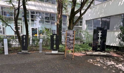 Drei Rasierklingen-Skulpturen der kleinen Ausstellung "Retrospektive über 30 Jahre Gewalt"