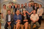 Günther Schmidt inmitten von langjährigen Mitarbeitern, Vertretern des Handwerks und seinem Sohn und Nachfolger Günther Schmidt junior
