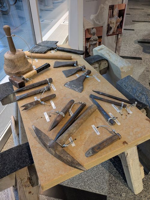 Klassische Steinmetzwerkzeuge wie Bossentreiber, Spitzeisen, Hundezahn, Zahneisen und Schlageisen werden auch in der Ausstellung gezeigt