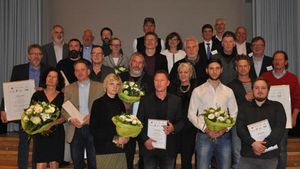 Gruppenbild der bei der Preisverleihung anwesenden Wettbewerbsteilnehmer mit Jury-Mitgliedern