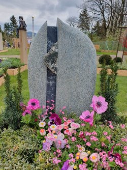 Urnengrabmal von Kempf Natursteine für die Laga Fulda