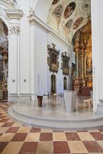 Wiener Servitenkirche, Werner Feiersinger, Altarraum, Neugestaltung, Restaurierung, liturgische Möbel, sakrale Architektur, CNC-Maschine, Erzdiözese Wien, Renovierung, Kirchenraum, Kalkstein, Marmor