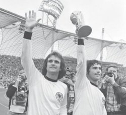 Gerd Müller (r.) nach dem WM-Finale 1974. Der verstorbene Stürmer bekommt ein Denkmal in Nördlingen.