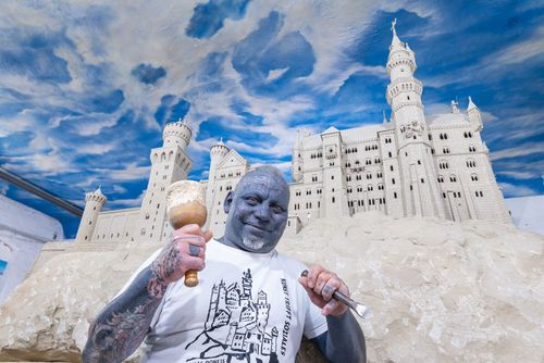 Thomas Donais aus Wendeburg mit seinem Nachbau des Schlosses Neuschwanstein.