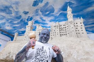 Thomas Donais aus Wendeburg mit seinem Nachbau des Schlosses Neuschwanstein.
