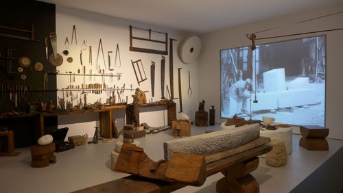 Teil der Ausstellung: das Atelier des Bildhauers Constantin Brâncuși