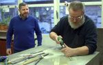 Film über die Kölner Dombauhütte, Steinmetz bei der Arbeit