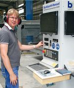 GF Marcus Mattes an der neuen Sägeanlage Burkhardt CSA 598 mit Peltor Optime III Kapselgehörschutz H540A SNR 35 dB; die mittlere Dämmung beträgt 35 dB (Foto: Dr.-Ing. Dieter Gerlach)
