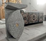 Altarraum-Gestaltung in der Kirche in Cresciano aus lokalem Gneis (Foto: R. Stadler)