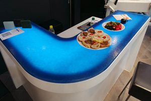 Beleuchtete Bar-Oberfläche, Ozean Blau poliert 