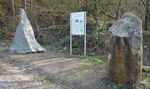 Bei Dossenheim liegen Granit und Rhyolith unmittelbar übereinander. Über Entstehung und Unterschiede der beiden Gesteine informieren zwei Gesteinsblöcke und eine der neun Geopunkt-Tafeln am Wanderweg. (Foto: Christiane Weishaupt)