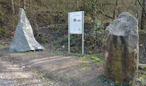 Bei Dossenheim liegen Granit und Rhyolith unmittelbar übereinander. Über Entstehung und Unterschiede der beiden Gesteine informieren zwei Gesteinsblöcke und eine der neun Geopunkt-Tafeln am Wanderweg. (Foto: Christiane Weishaupt)