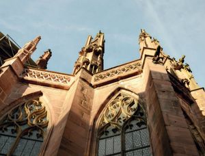 Der Chor des Freiburger Münsters wird seit 2013 saniert. Maßwerke und Pfeileraufsätze müssen konserviert oder erneuert werden. Die Maßwerkbrüstung und das Ziertürmchen links sind bereits erneuert. (Foto: Christiane Weishaupt)