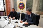 Diego Begalli, Vizerektor der Universität Verona und Paolo Marone, Präsident des Internationalen Marmorinstituts unterzeichnen Kooperationsvereinbarung bezüglich Naturstein-Kreislaufwirtschaft