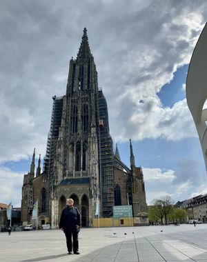 Als erstes will Dr. Heidi Vormann den Hauptturm des Münsters fertig stellen. Sie freut sich schon, diesen einmal ohne Gerüst zu sehen. (Foto: Bärbel Holländer)