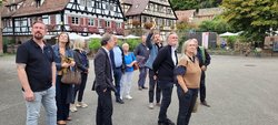 Naturstein-Exkursion: Holger Probst führt eine Gruppe durchs Kloster Maulbronn.