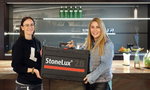 Der Keramikkoffer kann zum besseren Transport am Natursteinkoffer befestigt werden, wie Julia Lampert (l.) und Mariana Georgoulis zeigen. (Foto: Bärbel Holländer)