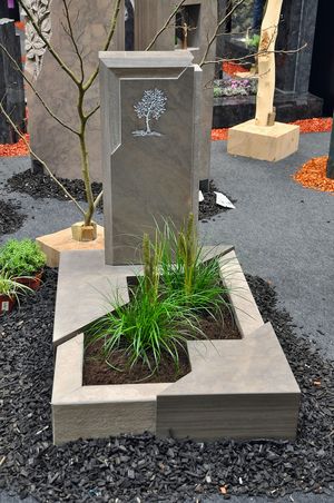 Ein Urnengrab aus WENGE STONE von Bernhardt Natursteine