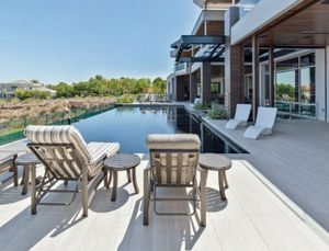 Swimmingool mit Sitz- und Liegefläche aus dem Feinsteinzeug Neolith (Foto: Magna Naturstein)
