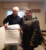 Alfred Graf, links, erhält eine Urkunde zum 75-jährigen Betriebsjubiläum.