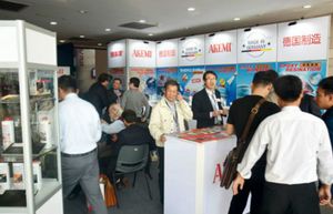 2019 war die Welt noch ohne Pandemie; hier der Stand der Firma Akemi auf der Fachmesse XiamenStone Fair 2019. (Foto: Robert Stadler)