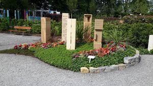 Gemeinschaftsgrab mit fünf Stelen auf der Laga in Öhringen