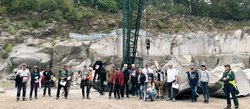 Teilnehmer des Natursteinseminars im Steinbruch SAS Mallet, in dem VOLVIC-Lava gewonnen wird (Foto: Sopro Bauchemie)