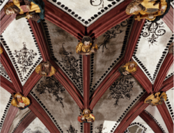 Gereinigte und ungereinigte Flächen im Chorgewölbe des Berner Münsters; die Restaurierungsarbeiten dauern bis Ende 2017. (Foto: Nick Brändli)