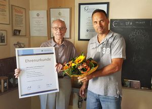 Steinmetz Helmut Karn und Bezirksobermeister Peter Ritter