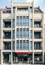 Die vertikalbetonte filigrane Natursteinfassade ist aus Waldenbucher Sandstein gefertigt – ein Naturwerkstein aus Baden-Württemberg, der auch am Kölner Dom, am Münchner Rathaus und am Schloss Neuschwanstein Einsatz fand. (Fotos: Markus Löffelhardt)