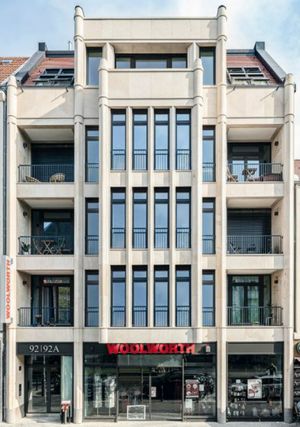 Die vertikalbetonte filigrane Natursteinfassade ist aus Waldenbucher Sandstein gefertigt – ein Naturwerkstein aus Baden-Württemberg, der auch am Kölner Dom, am Münchner Rathaus und am Schloss Neuschwanstein Einsatz fand. (Fotos: Markus Löffelhardt)