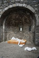 Skulptur von Sabine Seum »Das Erbe der Zerstörung« im Monumento San Giovanni Battista, Gnosca, Teil der 30. Skulpturenausstellung 2026