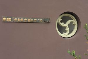 an der Hauswand montierte Schrift 