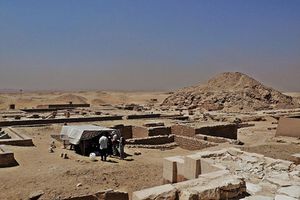 Ausgrabungstsätte in Sakkara (Foto: Alberto-g-rovi via Wikimedia Commons)