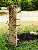 Dieser Grabstein in Form einer Kugelbahn von Marcus Gröger geht auf einen Ausspruch des Verstorbenen zurück. Seine Kinder hatten bei Friedhofsbesuchen Langeweile geäußert und sich "etwas zum Spielen" gewünscht. In Erinnerung daran gestalteten die nun erwachsenen Kinder das Grab des Vaters für ihre Kinder als Kugelbahn, die rund um eine 1,60 m hohe Basaltsäule verläuft, "mal enger und mal weiter, so wie das Leben ist", sagt Gröger. Die Kugeln fallen in eine Klangschale. (Foto: Günther Schmid)