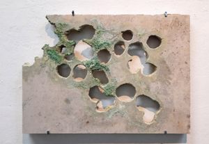 "Versuchsanordnung 10, Kalkstein und gelbes Blutlaugensalz", 2019–2021 (Foto: Sabine Meißner)