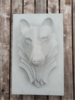 Der Wolf aus Sandstein hat seinen Platz in Jessica Gläsers Esszimmer gefunden. Ihr Wunsch ist es, ihn im künftigen Eigenheim in die Hausfassade einzufügen. (Fotos: Jessica Gläser)