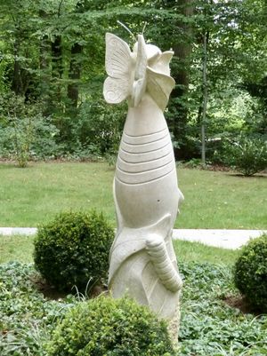 Passend für ein Schmetterlingsfeld zeigt die Skulptur "Metamorphose" von Anja Schweizer einen Schmetterling in all seinen Lebensphasen. (Foto: Firma)