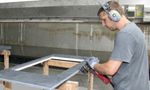 Christian Schmidt im Bereich Küchenarbeitsplatten; das Radio im Kapselgehörschutz ist laut Marcus Mattes unter dem Motto "persönliche Freiheit" erlaubt. (Fotos: Dr.-Ing. Dieter Gerlach)