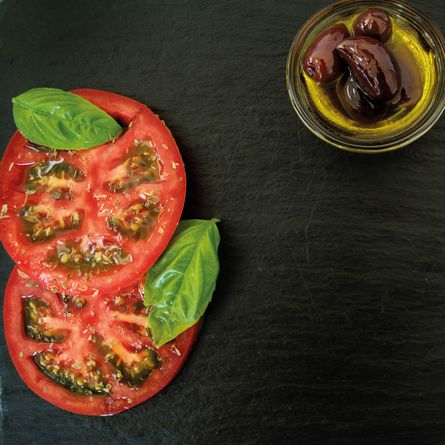 Tomaten auf dunkler Küchenarbeitsplatte aus Naturstein