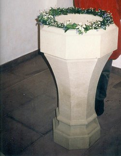 Der Taufstein in der Stiftskirche von Oberkollwangen 