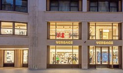 Die italienischen Natursteinfirma Margraf lieferte den Marmor für die neue Monomarken-Boutique von Versace in Paris. (Fotos: Courtesy of Versace)