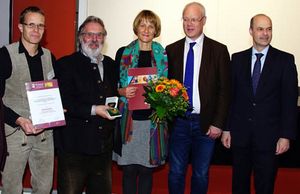 Über Gold für das Steinmetzhandwerk freuen sich BIV-GF Sybille Trawinski, der stellv. BIM August Weber und Leipzigs OM Thomas Schneider, Jury-Chef Markus Harzenetter (2.v.r.) und Messe-Geschäftsführer Markus Geisenberger (r.)