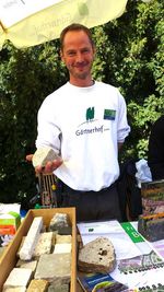 Jens Peters vom Gärtnerhof-Team informierte über Steinmuster und den Einsatz von Naturstein bei der Gartengestaltung.