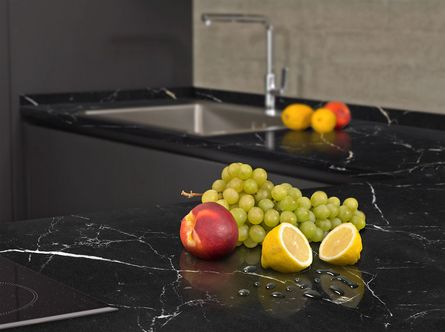 Obst auf dunkler Küchenarbeitsplatte aus Naturstein
